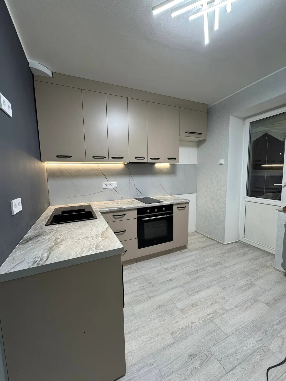 Угловая кухня в цвете капучино